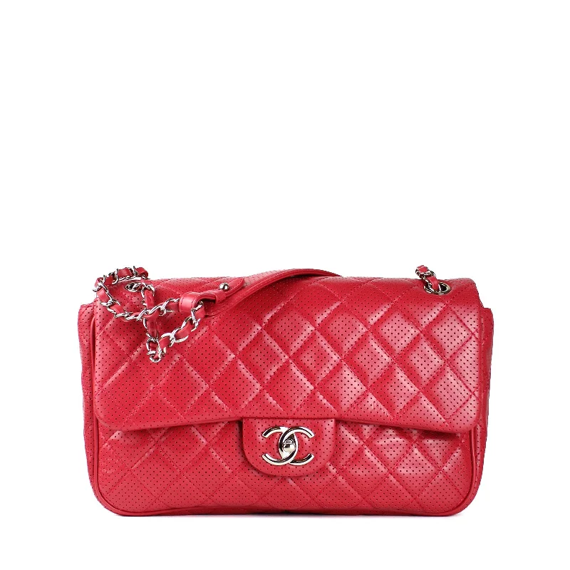 CHANEL - Sac à épaule Timeless en cuir rouge perforé