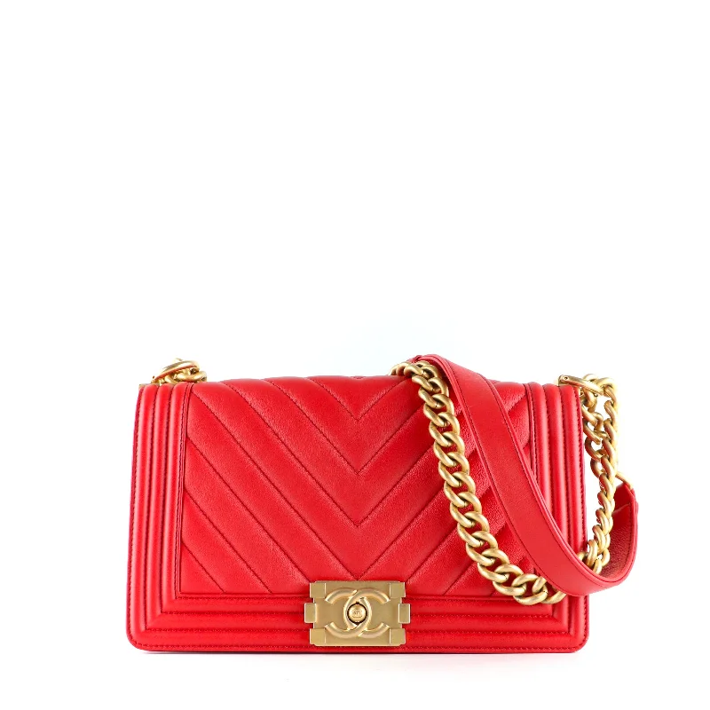 CHANEL - Sac à bandoulière Boy medium en cuir rouge