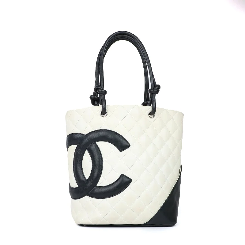 CHANEL - Sac cabas Chanel Cambon en cuir matelassé blanc