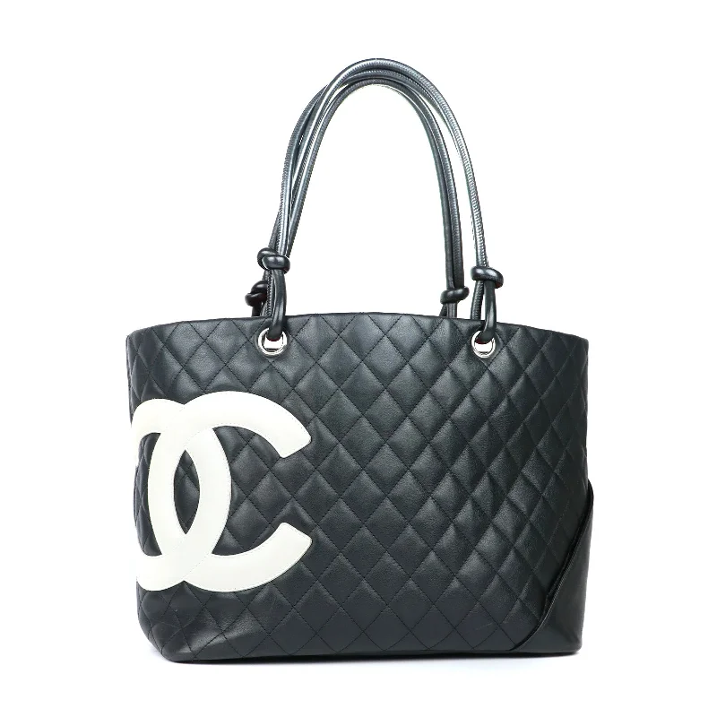 CHANEL - Sac cabas Chanel Cambon en cuir matelassé noir