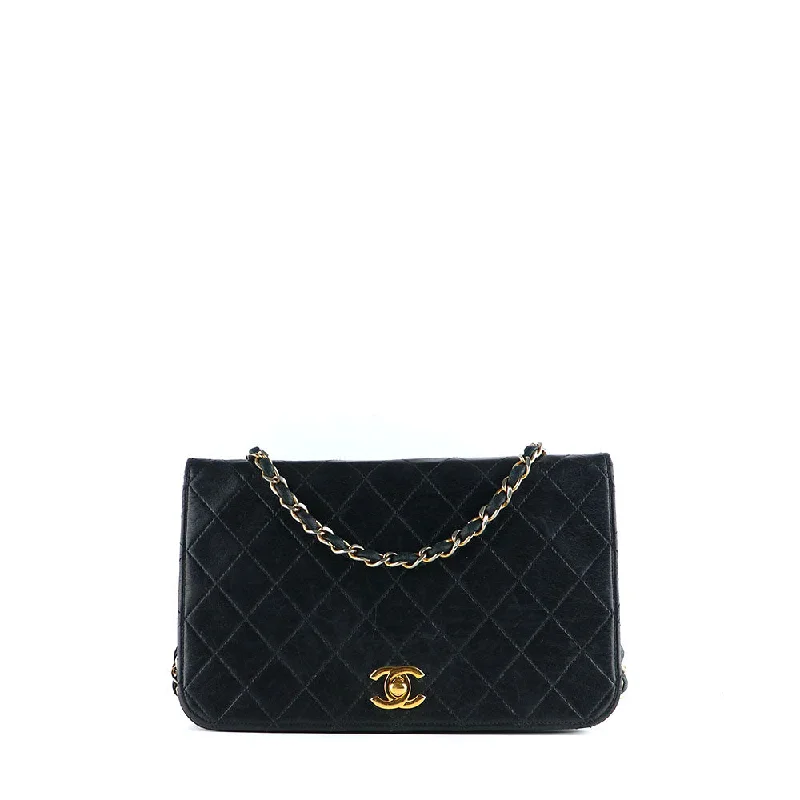 CHANEL - Sac à rabat vintage en cuir matelassé noir