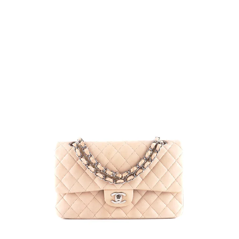 CHANEL - Sac à main Timeless 25 double flap en cuir matelassé beige