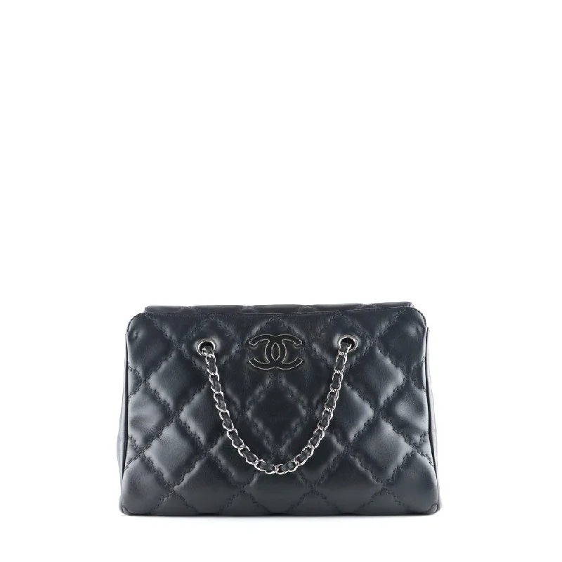 CHANEL - Sac à main Hamptons en cuir noir matelassé