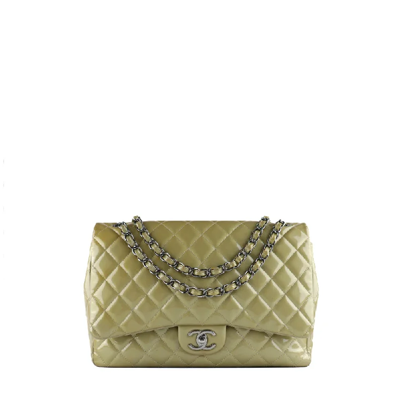 CHANEL - Sac à bandoulière Timeless Maxi Jumbo double flap en cuir verni kaki